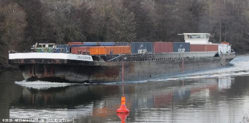 Bild: Die GMS Excelsior mit 4 Reihen Container in 2 Lagen auf dem Neckar.