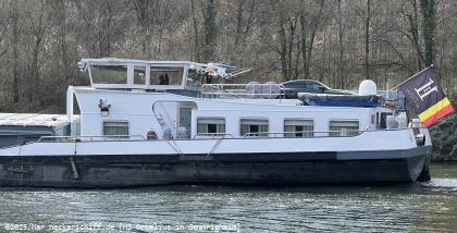 Bild: Die Elft Interieur Flagge am Heck der MS Ortelius lässt auf eine luxeriöse Innenausstattung des Schiffes schließen (Bilder hinter dem Link im Text).