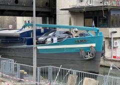 Bild: Der Flaggenmast von GMS Hilber dient gleichzeitig als Autokran. Anstatt einer Vorschiffwohnung gibt es hier einen Parkplatz🅿️.